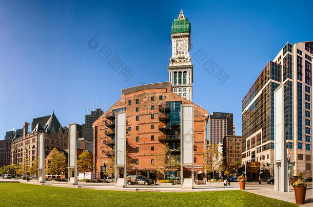 波士顿天际线在一个美丽的日子与定制的房子塔