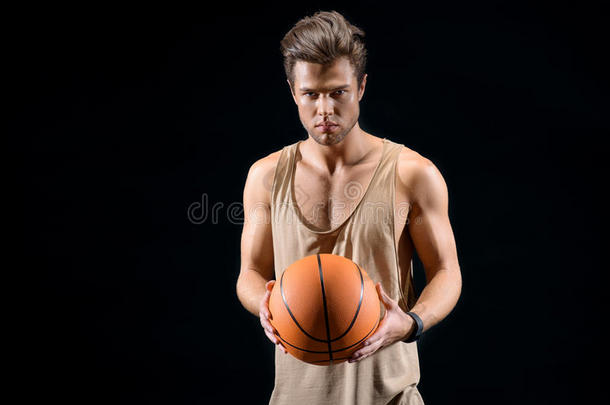打篮球的快乐的年轻人