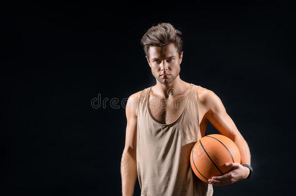 自信的年轻人打篮球