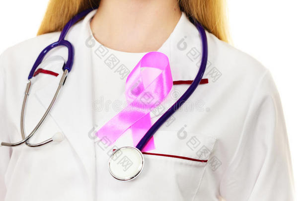 医生用粉红色的癌丝带辅助符号在胸部