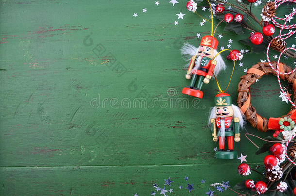 圣诞背景，绿色木桌上有装饰品。