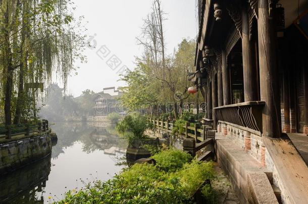 中国传统建筑沿河岸在阳光明媚的冬天没有