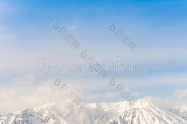 日本蓝天山雪景观的全景