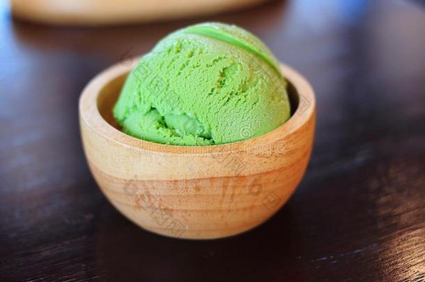 绿茶冰淇淋或抹茶冰