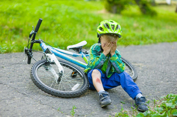 从自行车上掉下来的哭泣的孩子
