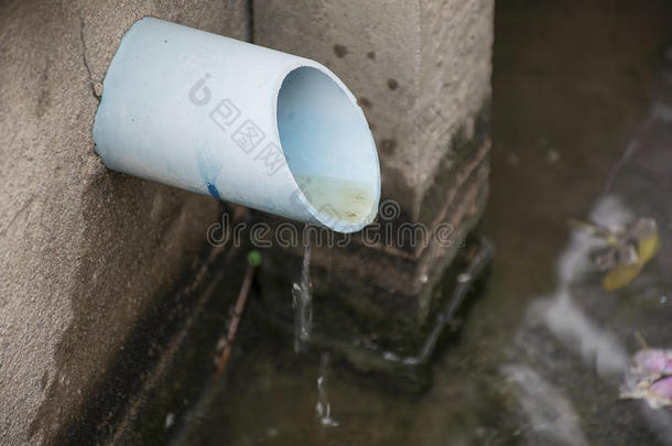 在PVC管道中排水。