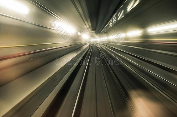 快速地下火车在现代城市的隧道里行驶