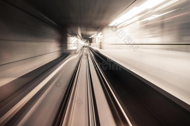 <strong>快速</strong>地下火车在现代城市的隧道里<strong>行驶</strong>