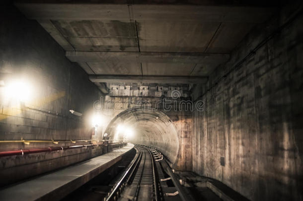 <strong>快速</strong>地下火车在现代城市的隧道里<strong>行驶</strong>