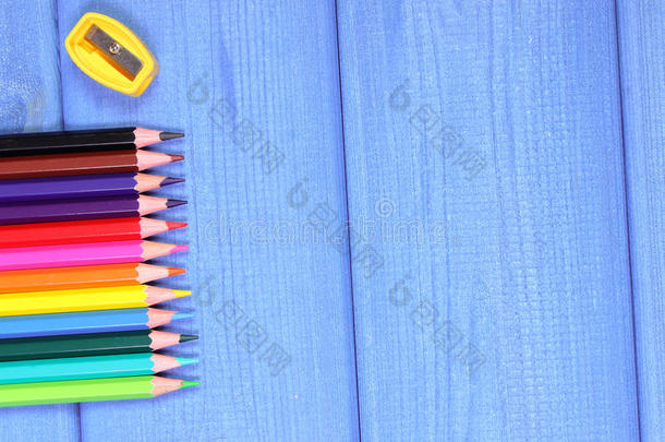 彩色蜡笔和<strong>卷笔刀</strong>上的板，学校配件，复制空间的文字