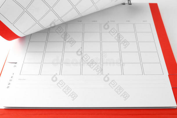 特写打开空白红桌<strong>日历</strong>，线条为白色背景上的笔记