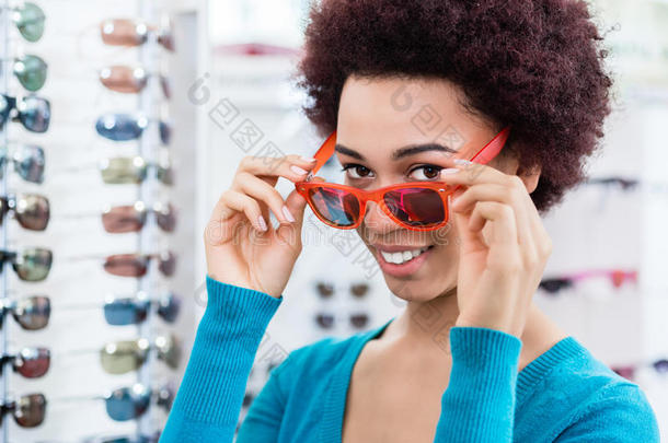 戴太阳镜的黑人女人在眼镜店