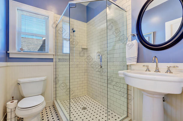 美丽的薰衣草浴室和玻璃<strong>屏蔽</strong>淋浴