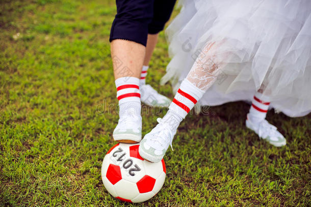 欧洲足球锦标赛的概念。 新娘和新郎在足球场上。