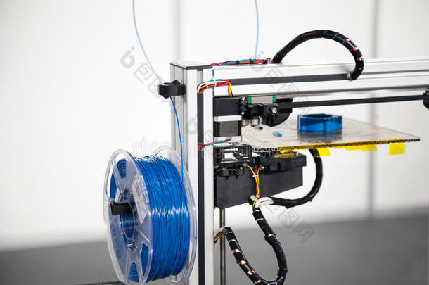 三维打印机与蓝色灯丝线圈特写。 三维打印过程