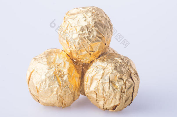 背景是金箔纸上的巧克力球。