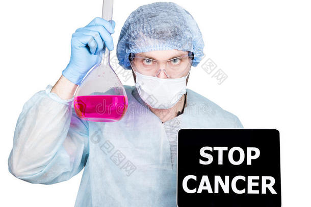 医生穿着手术制服，拿着烧瓶和数字平板电脑，有停止癌症的标志。 技术，互联网和