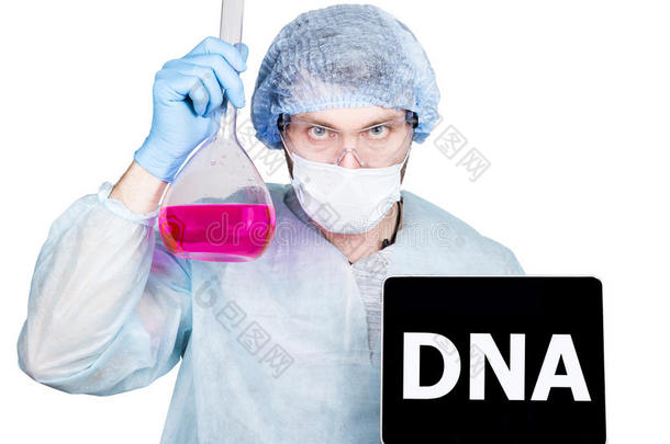 医生在手术制服，持有烧瓶和数字平板电脑与DNA标志。 技术，互联网和网络