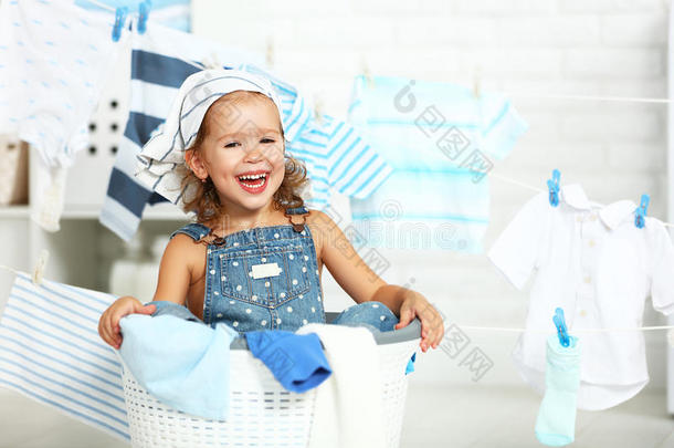 童趣快乐的小女孩洗衣服，在洗衣店笑