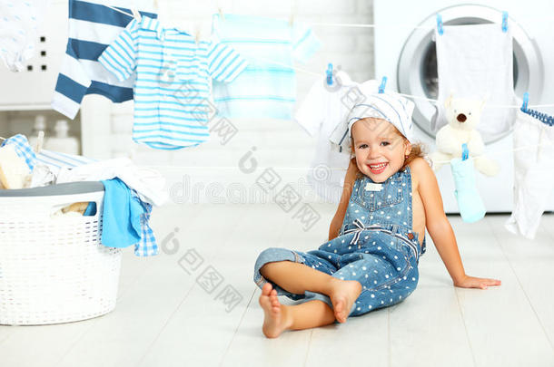 <strong>童趣</strong>快乐的小女孩洗衣服，在洗衣店笑