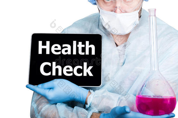 医生穿着手术制服，拿着粉红色的烧瓶和带有健康检查标志的数字平板电脑。 互联网技术和