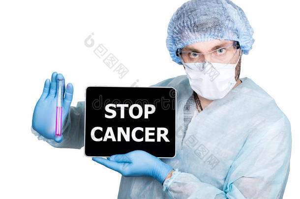 医生穿着手术制服，拿着试管和数码平板电脑，上面有停止癌症的标志。 互联网技术和