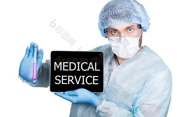 医生穿着手术制服，拿着试管和数码平板电脑，上面有医疗<strong>服务</strong>标志。 互联网技术和