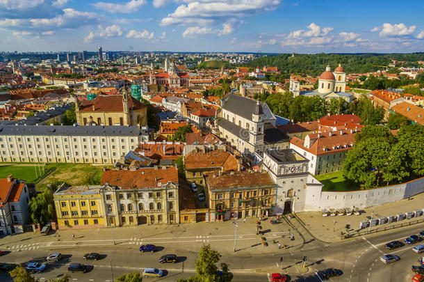 空中飞行。 立陶宛维尔纽斯的老城：黎明的大门