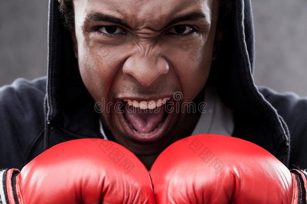 激怒了非裔美国拳击手