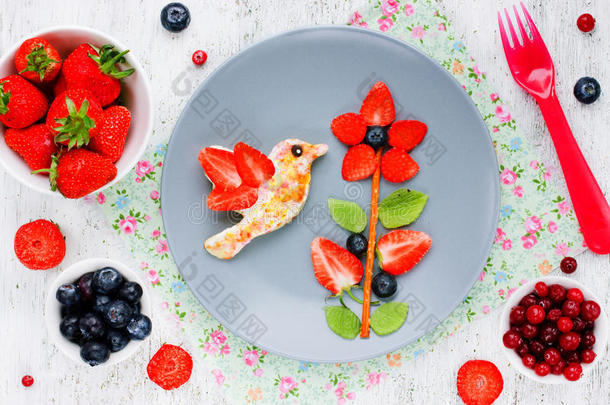 有趣的食品艺术理念，为儿童膳食新鲜水果和浆果