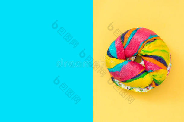 蓝色和黄色背景上的彩色百吉饼