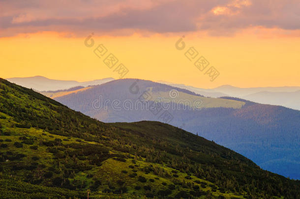 冒险阿尔卑斯山地区背景美丽的