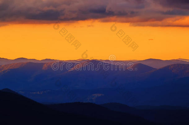 冒险阿尔卑斯山地区背景美丽的