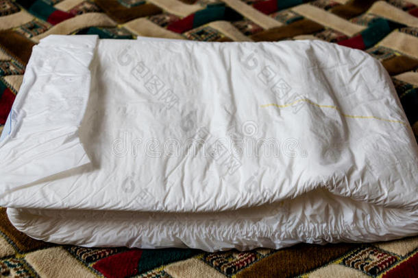 成人折叠尿布。 卧床不起的护理。 卫生员