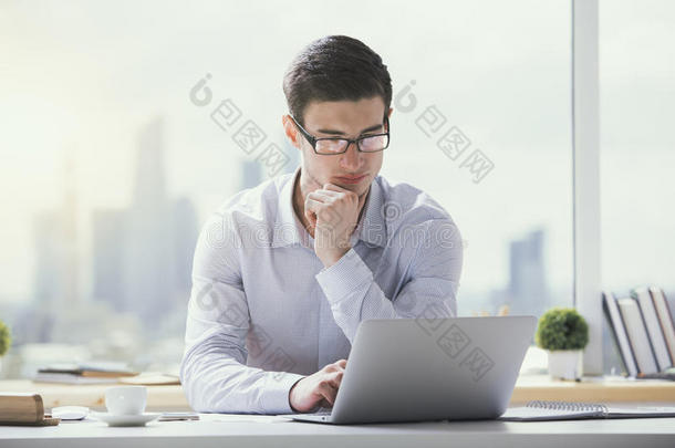 年轻人用笔记本电脑