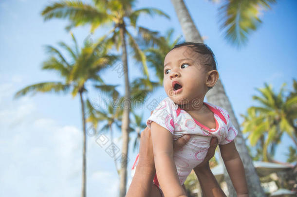 孩子在公园里享受椰子树下的夏天