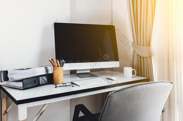 空白电脑桌面，键盘，日记和其他配件
