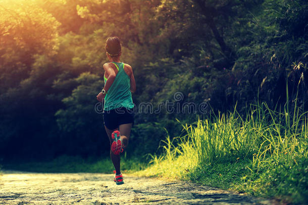 健身女子<strong>跑步</strong>运动员在森林小径上<strong>跑步</strong>。