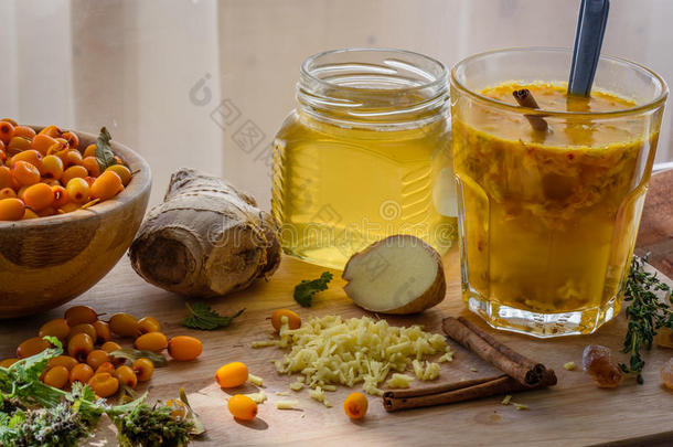 秋季鸡尾酒与沙棘，生姜，蜂蜜加强免疫系统
