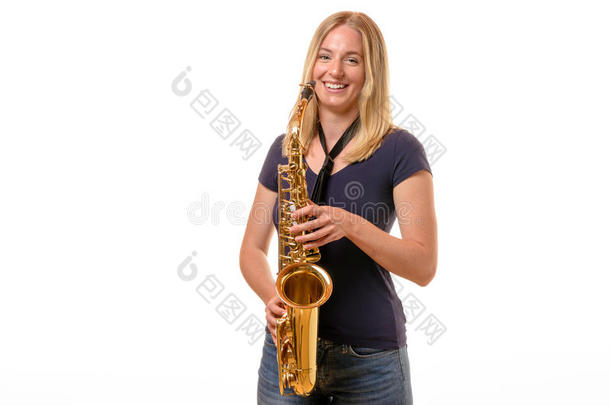 有吸引力的年轻女人带着高音萨克斯管