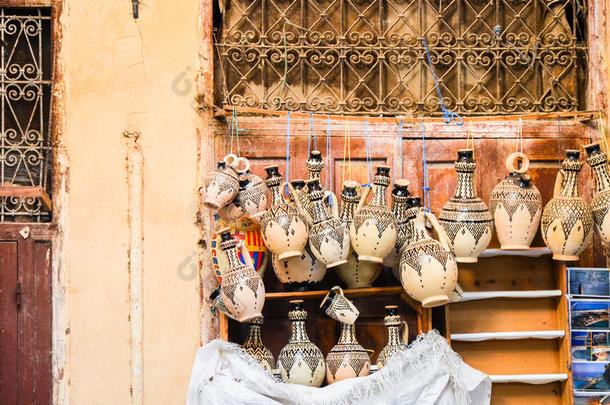 陶瓷显示在梅迪纳的Fez，摩洛哥出售