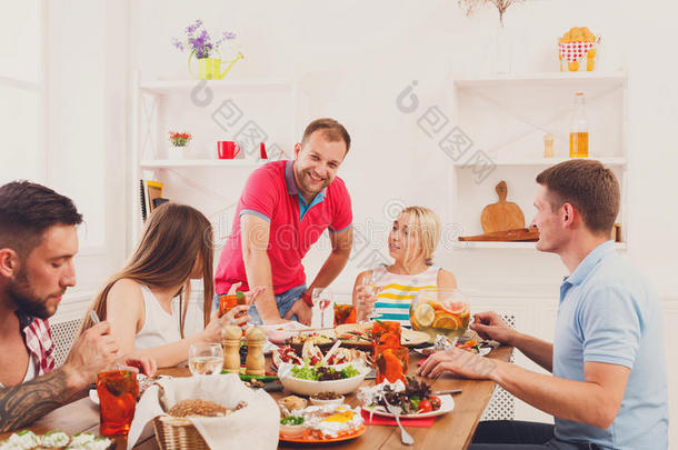 一群快乐的年轻人在餐桌上，朋友聚会