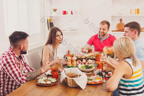 一群快乐的人在节日的餐桌晚宴上