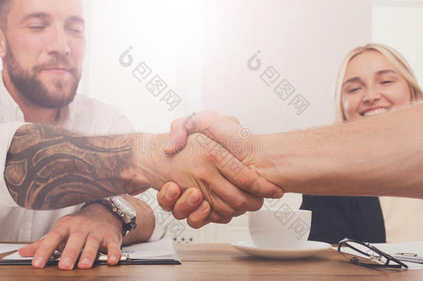 办公会议上的商务握手、合同订立和成功协议