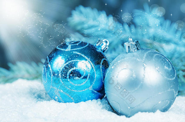 圣诞装饰球在雪地里照亮了光明的魔力