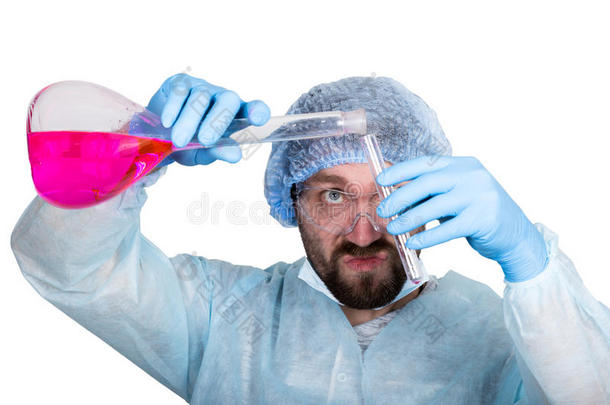 有趣的疯狂情感化学家与瓶。 疯狂的科学家在他的实验室里试验秘密公式。