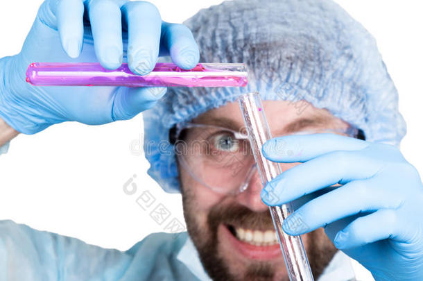 有趣的疯狂情感化学家与瓶。 疯狂的科学家在他的实验室里试验秘密公式。