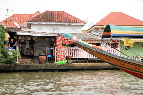 在曼谷的Chaopraya<strong>河</strong>上漂浮的房子