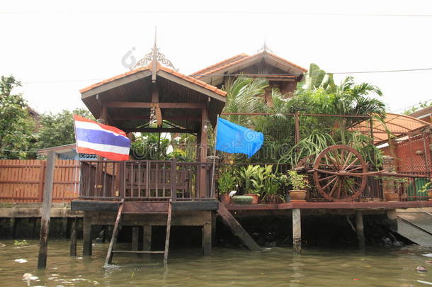 在曼谷的Chaopraya<strong>河</strong>上漂浮的房子