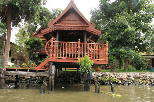 在曼谷的Chaopraya河上漂浮的房子